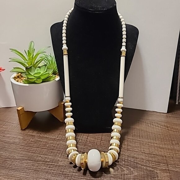 Unbranded White Beads w/Gold Tone Spacer Necklace Ladies Party Office Vintage - Picture 2 of 4